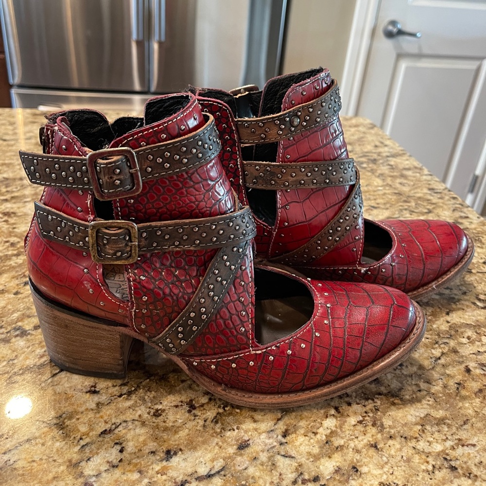 Freebird by Stephen Saphire size 9 red
